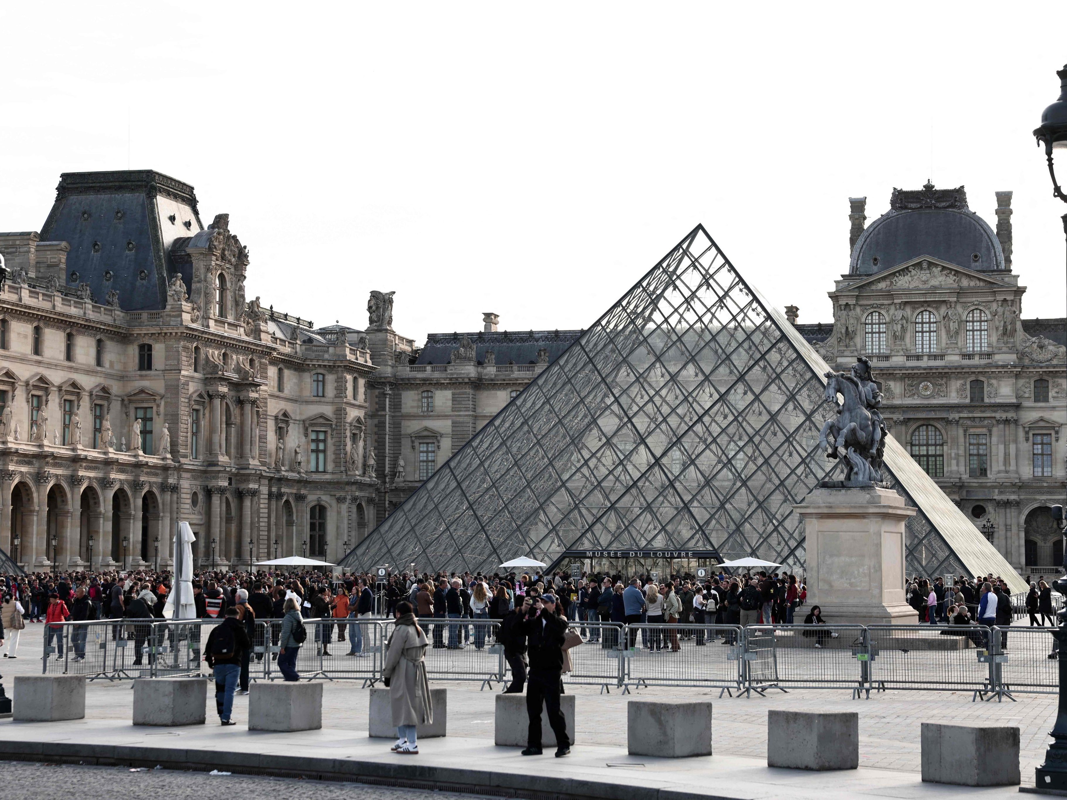 Nach dem Einbruch in den Louvre sind fünf weitere Personen festgenommen worden. Nach dem Einbruch in den Louvre sind fünf weitere Personen festgenommen worden.