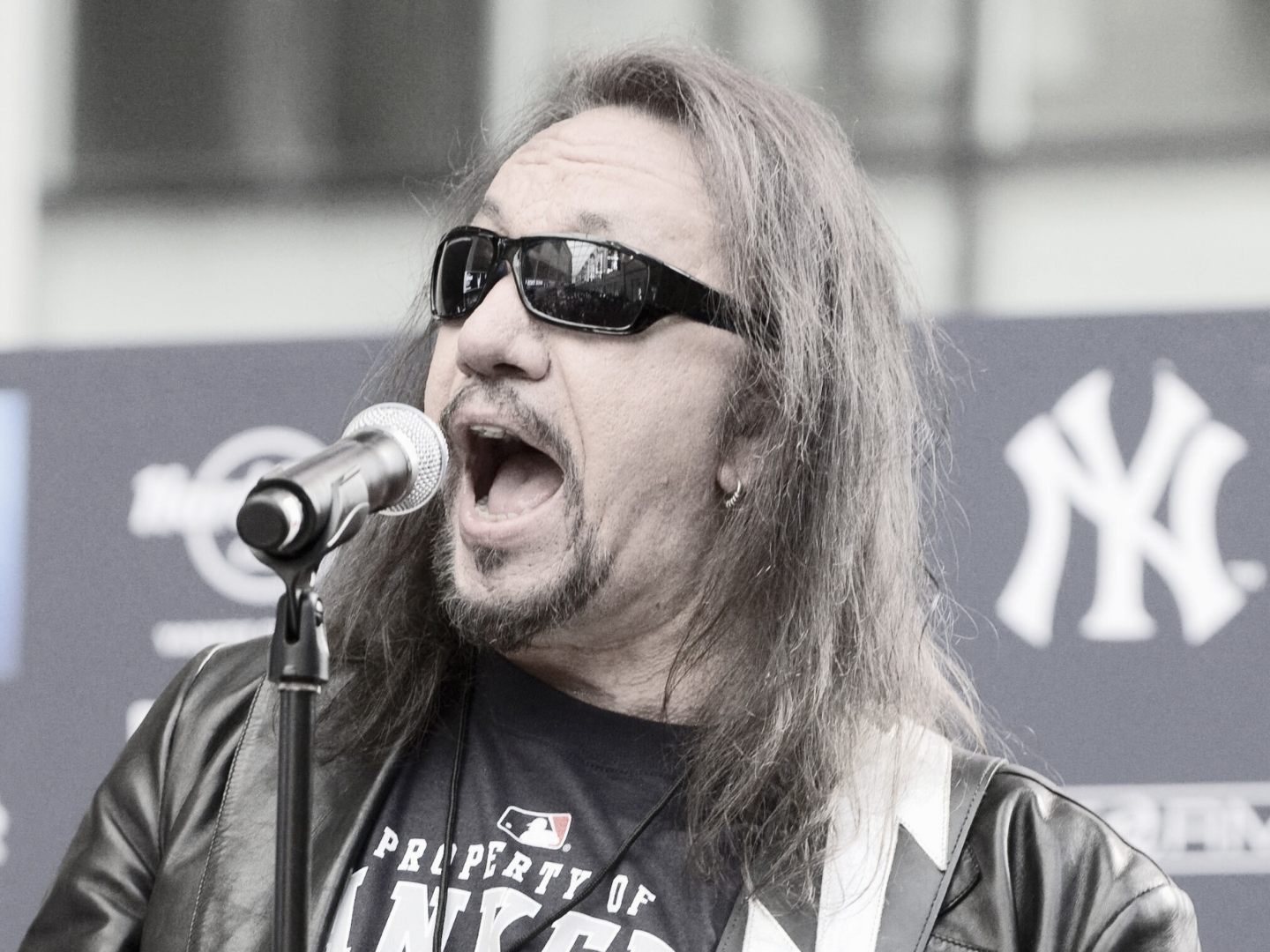 Der Ex-Kiss-Gitarrist starb im Alter von 74 Jahren. Der Ex-Kiss-Gitarrist starb im Alter von 74 Jahren.