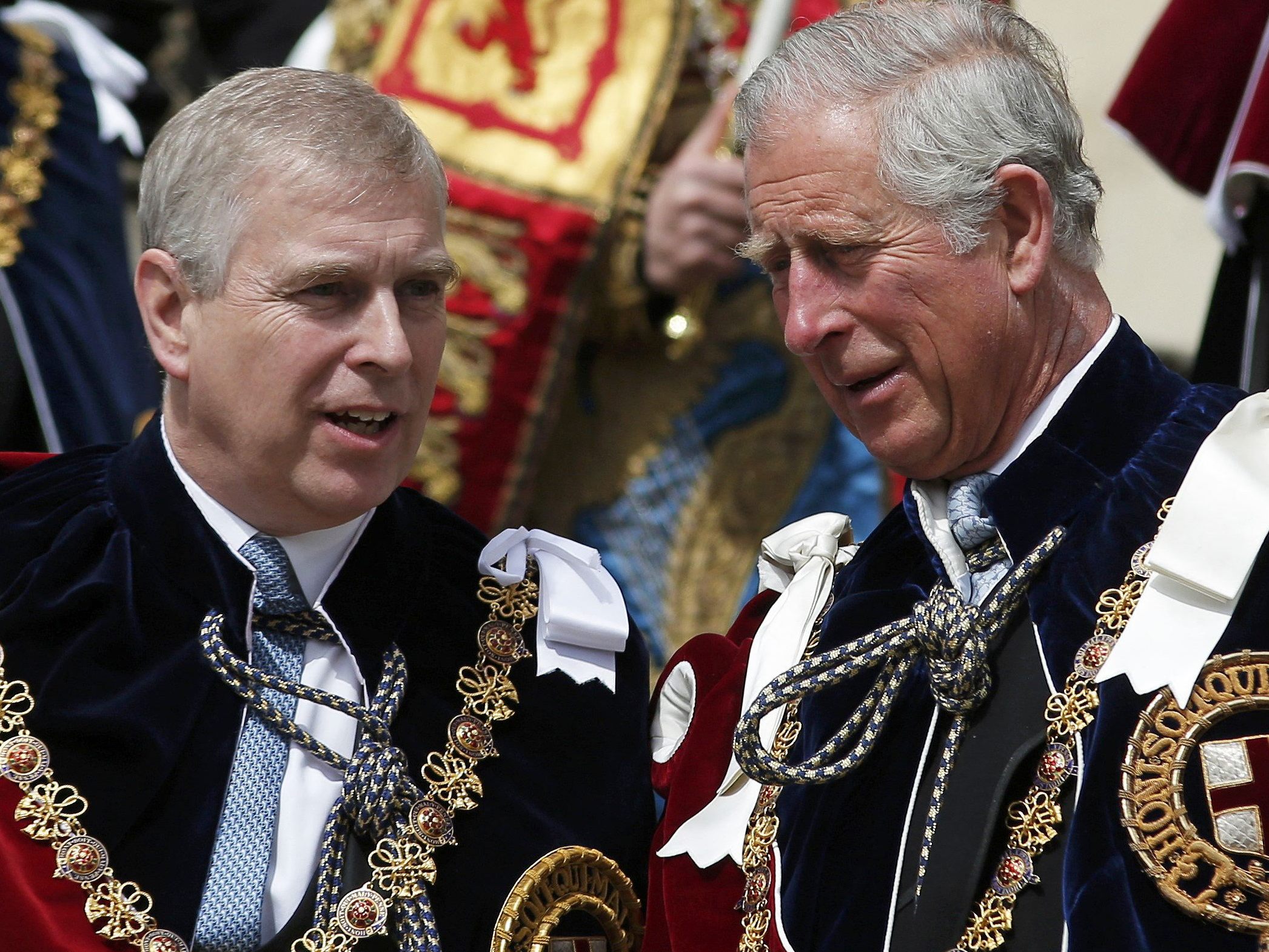 Royaler Bruch: König Charles (r.) streicht Bruder Andrew (l.) alles. Royaler Bruch: König Charles (r.) streicht Bruder Andrew (l.) alles.