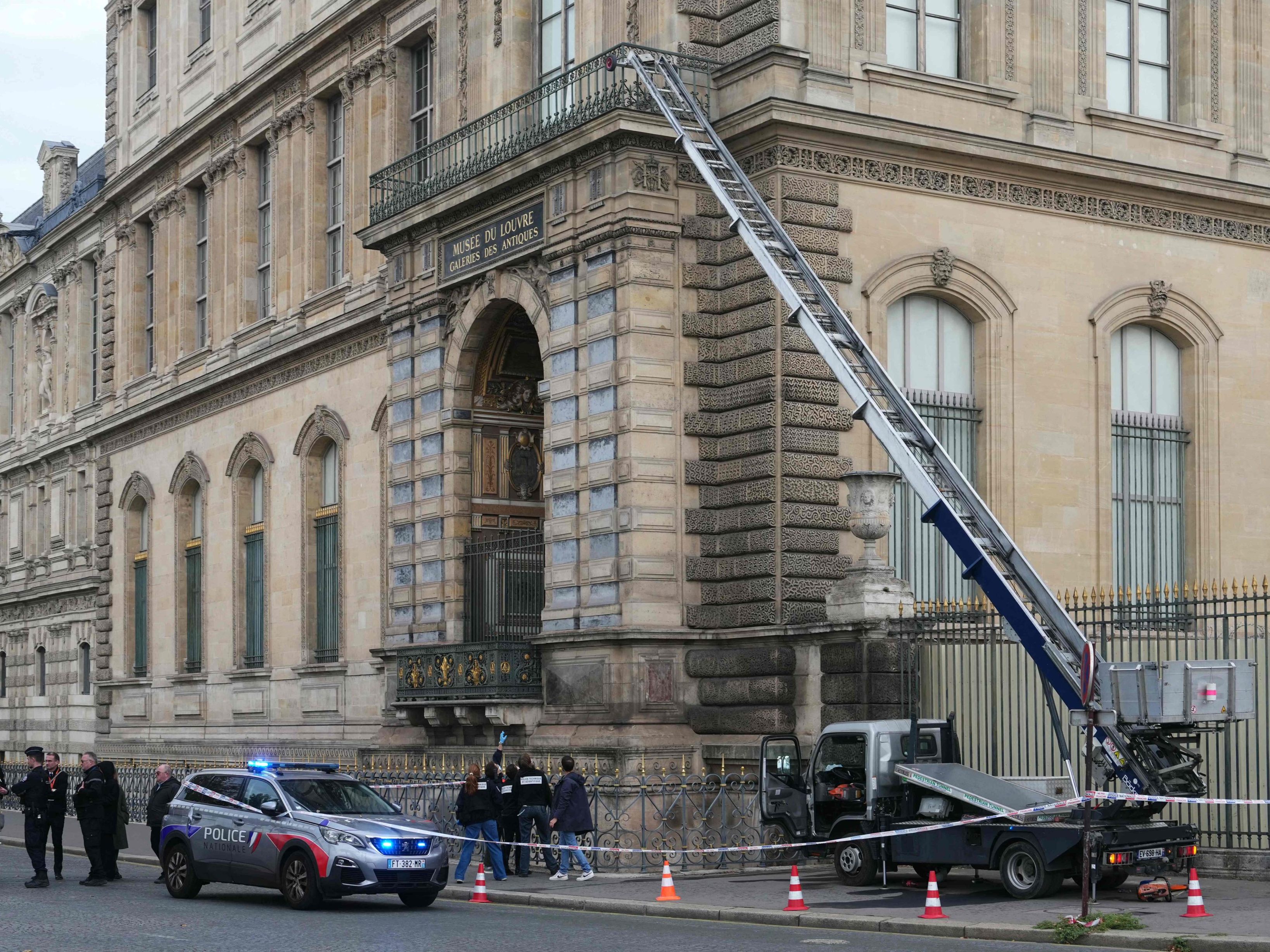 Einbruch im Louvre (Bild): Beide festgenommene Verdächtige sind in den 30ern und amtsbekannt. Einbruch im Louvre (Bild): Beide festgenommene Verdächtige sind in den 30ern und amtsbekannt.