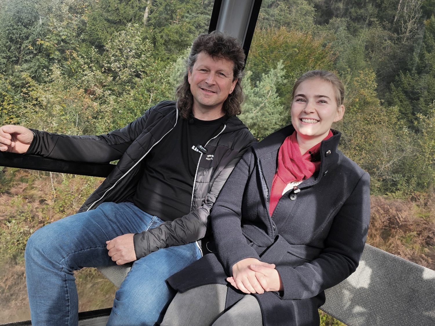 Nathalie Foissner von der Wirtschaftskammer Vorarlberg (re) und Lehrlingsausbildungsleiter beim Liebherrwerk Nenzing, Heinz Lindner (li), sind zu Gast in der Fernsehgondel am Muttersberg. Nathalie Foissner von der Wirtschaftskammer Vorarlberg (re) und Lehrlingsausbildungsleiter beim Liebherrwerk Nenzing, Heinz Lindner (li), sind zu Gast in der Fernsehgondel am Muttersberg.