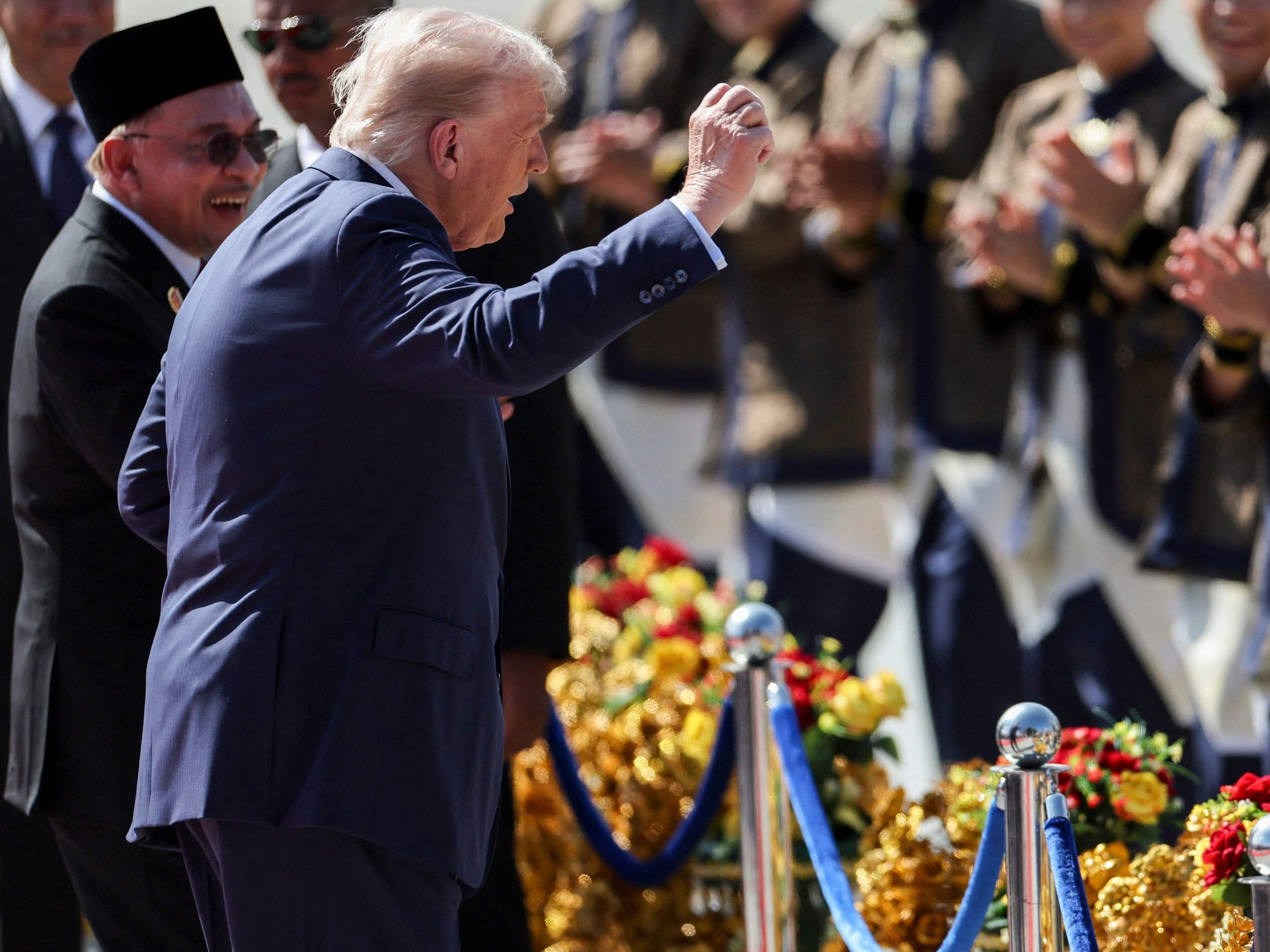 Trump zeigte bei Landung in Malaysia wieder seinen unverkennbaren Tanzstil. Trump zeigte bei Landung in Malaysia wieder seinen unverkennbaren Tanzstil.