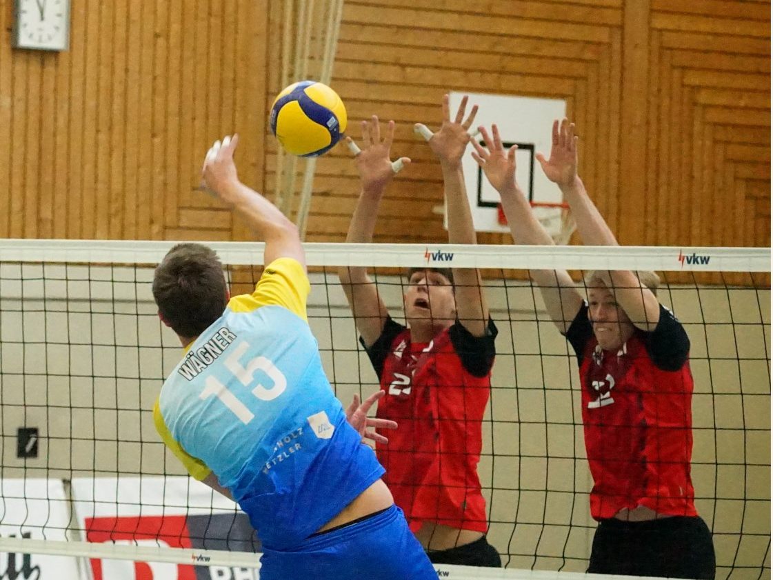 Wolfurts Nick Wägner versetzt den gegnerischen Block Wolfurts Nick Wägner versetzt den gegnerischen Block