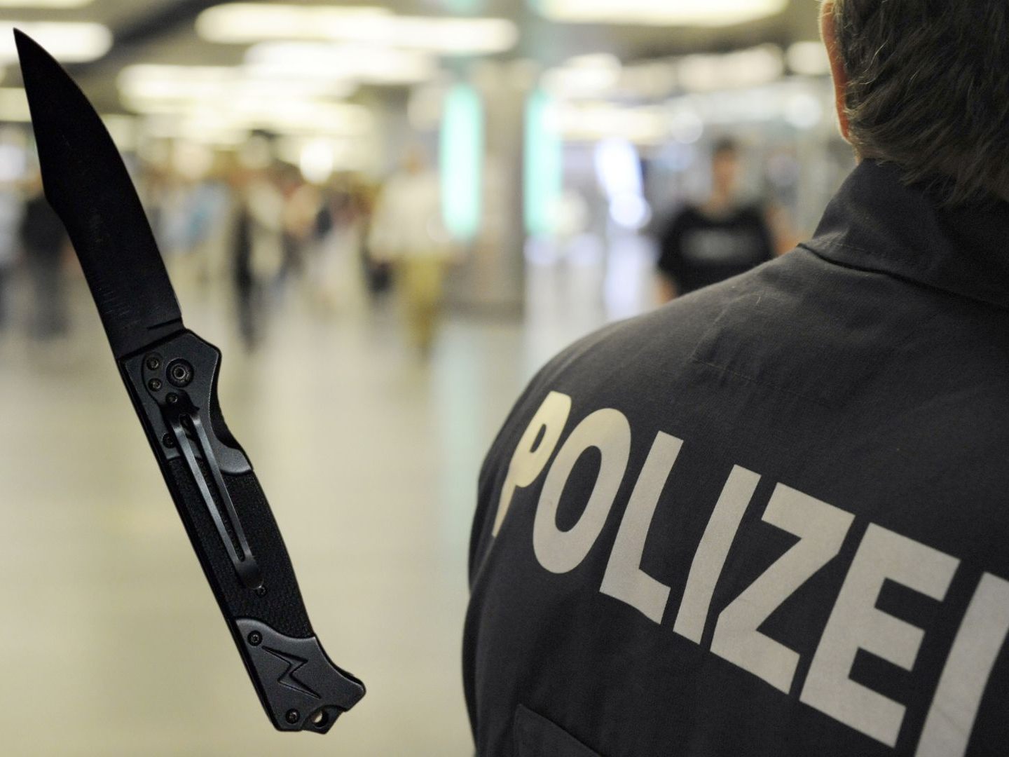 Raub und Drohung mit Messer am Wiener Westbahnhof. Raub und Drohung mit Messer am Wiener Westbahnhof.