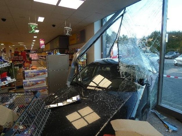 Seniorin fährt in Netto-Markt. Seniorin fährt in Netto-Markt.