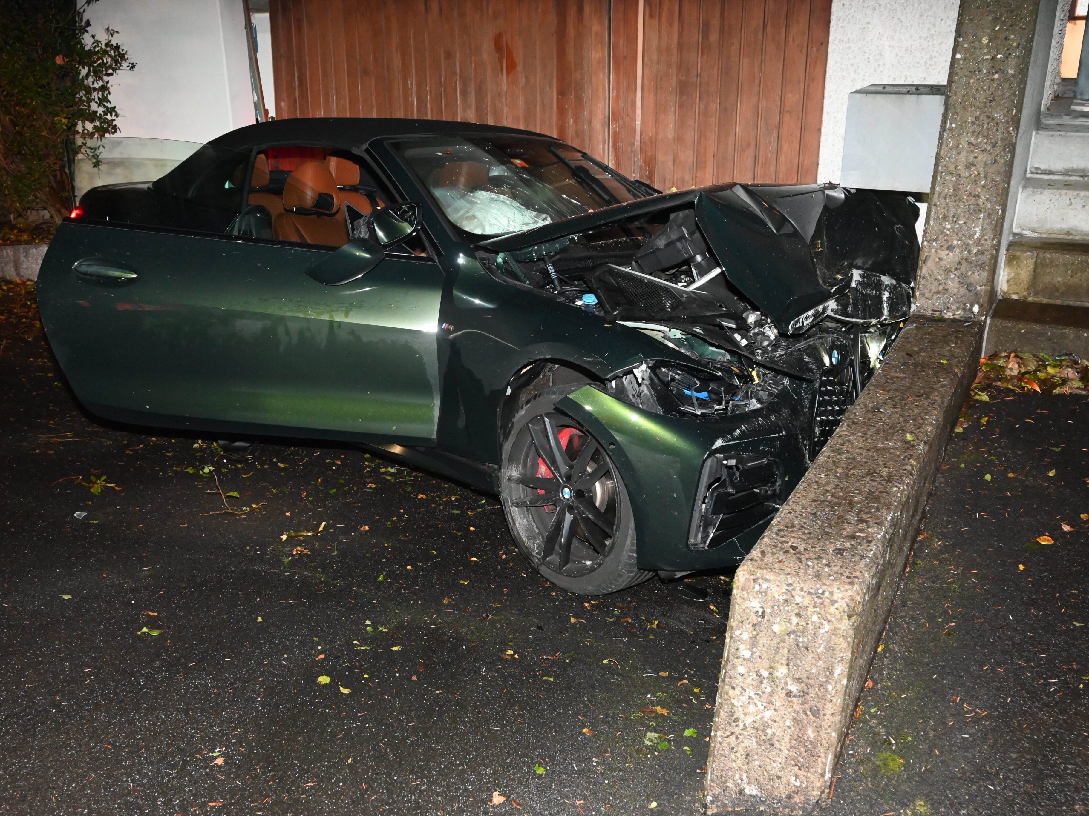 21-Jährige verliert Kontrolle – Crash in Widnau endet an Hauswand 21-Jährige verliert Kontrolle – Crash in Widnau endet an Hauswand