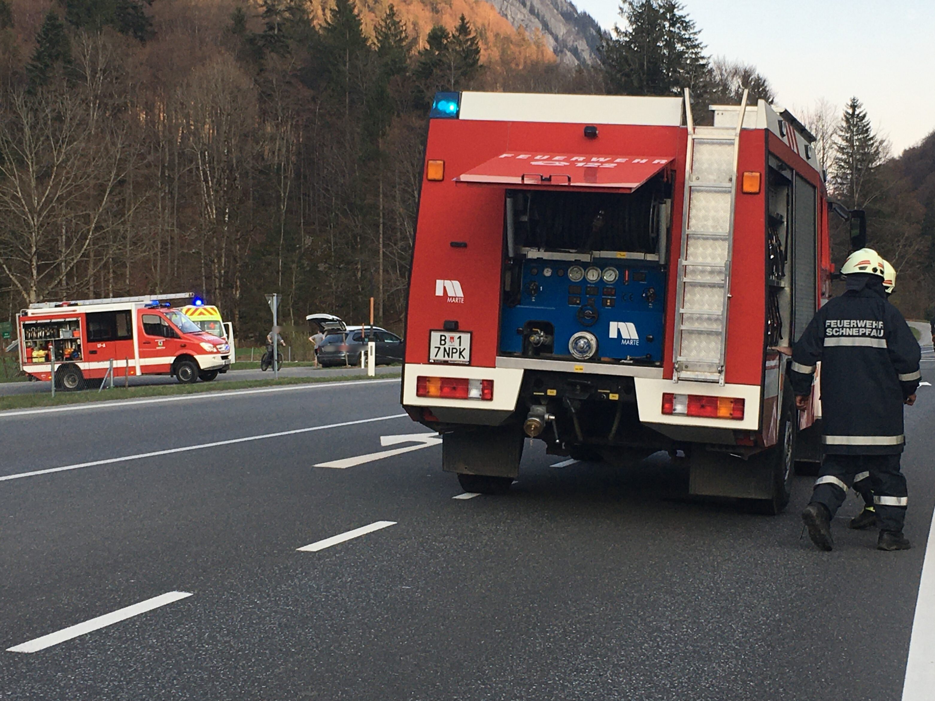 Ein Symbolbild zeigt einen Feuerwehreinsatz auf der L200 in Schnepfau. Ein Symbolbild zeigt einen Feuerwehreinsatz auf der L200 in Schnepfau.