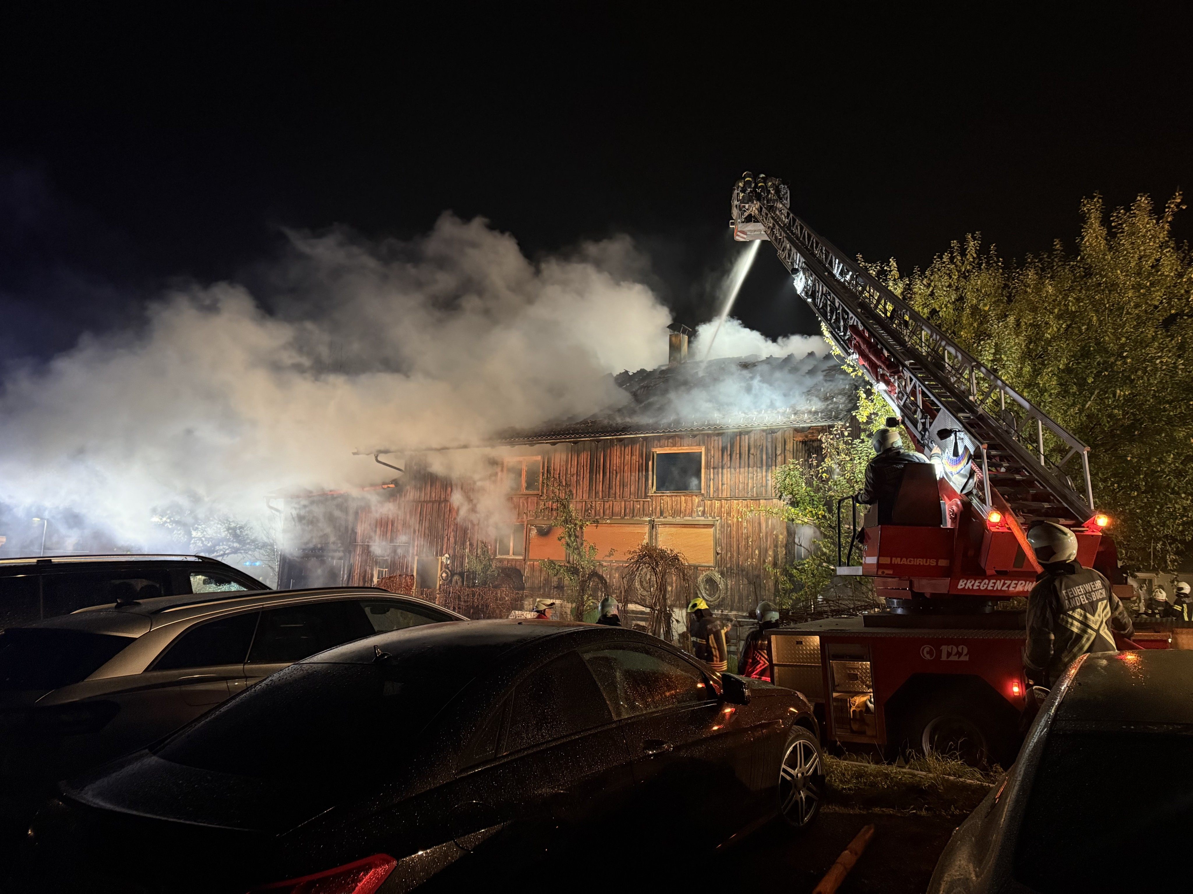 Ein Gebäude in Bezau ist in der Nacht zu Samstag bei einem Brand zerstört worden. Ein Gebäude in Bezau ist in der Nacht zu Samstag bei einem Brand zerstört worden.