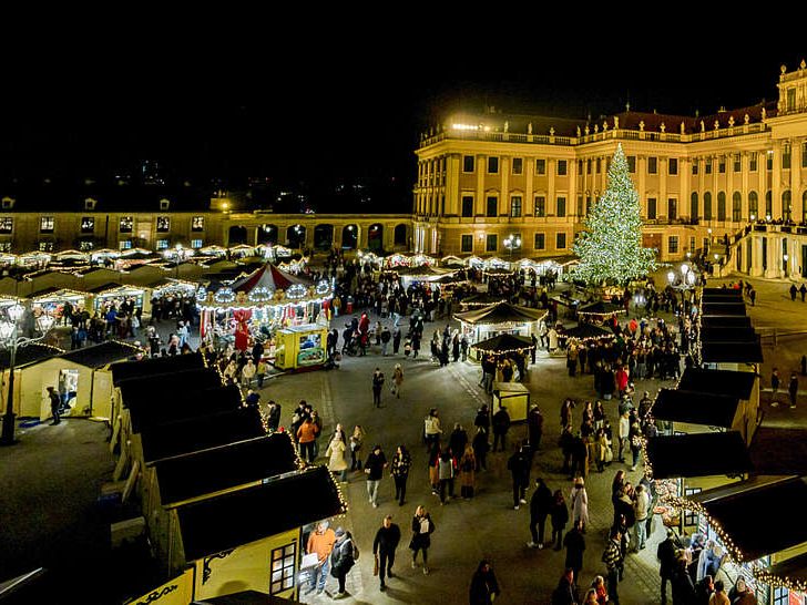 Festliches Ambiente beim Weihnachtsmarkt Schloss Schönbrunn 2025. Festliches Ambiente beim Weihnachtsmarkt Schloss Schönbrunn 2025.