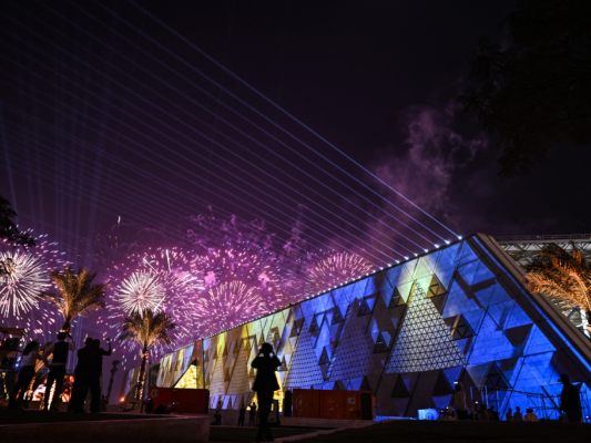 Feuerwerk und Lichtshow bei Eröffnung des Großen Ägyptischen Museums Feuerwerk und Lichtshow bei Eröffnung des Großen Ägyptischen Museums